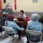 Pasutri pelaku adegan ranjang secara live depan ABG tengah melakukan serangkaian pemeriksanaan di Mapolresta Tasikmalaya (Liputan6.com/Jayadi Supriadin)