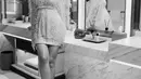 Look berikutnya, Luna Maya mengenakan mini dress gold dari Ivan Gunawan dengan gaya gatsby classic [@lunamaya]