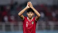 Selebrasi pemain Timnas Indonesia U-17, Arkhan Kaka setelah bermain Imbang 1-1 dengan Timnas Panama U-17 pada laga kedua Grup A Piala Dunia U-17 2023 di Stadion Gelora Bung Tomo (GBT), Surabaya, Senin (13/11/2023). (Bola.com/Bagaskara Lazuardi)