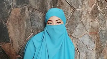 Natasha Rizky gaya penampilannya curi perhatian. Seperti saat ibu 3 anak ini tampil menawan dengan cadar warna biru. Potret cantik Natasha Rizky saat pakai cadar ini banjir pujian. (Liputan6.com/IG/natasharizkynew)