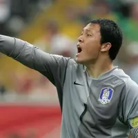 Gak banyak yang tahu jika kiper tim nasional sepak bola Korea Selatan ternyata seorang muslim. Dia Lee Woon Jae. | Via: istimewa