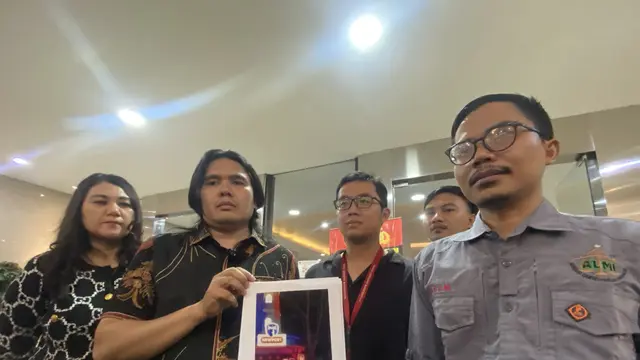 Asosiasi Lawyer Muslim Indonesia (ALMI) melayangkan aduan masyarakat (dumas) ke Bareskrim Mabes Polri terkait dugaan penistaan agama. (Liputan6.com/Devira)
