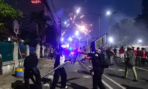 Bentrok massa dan aparat polisi dari Korps Brimob terjadi di di sepanjang Jalan Pejompongan-Penjernihan, Tanah Abang, Jakarta Pusat. (merdeka.com/Arie Basuki)
