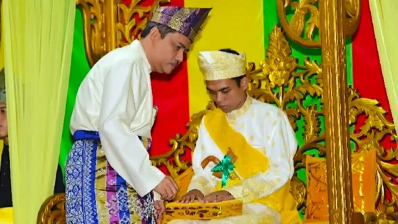 Ustadz Abdul Somad ketika menerima gelar Datuk Seri Ulama Setia Negara dari Lembaga Ada Melayu Riau.