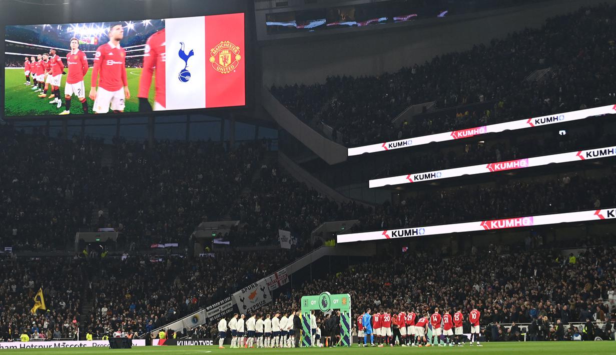 Sejumlah pemain Manchester United (kanan) dan Tottenham Hotspur memasuki lapangan sebelum laga pekan ke-33 Liga Inggris 2022/2023 di Tottenham Hotspur Stadium, London, Jumat (28/04/2023) WIB. Laga berakhir dengan skor 2-2. (AFP/Glyn Kirk)