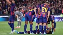 Penyerang Barcelona asal Spanyol bernomor punggung 07, Ferran Torres (kiri), meminta pergantian pemain saat penyerang Barcelona bernomor punggung 10, Lamine Yamal, tergeletak di tanah setelah mengalami cedera selama pertandingan Liga Spanyol antara FC Barcelona dan RC Celta de Vigo di stadion Camp Nou di Barcelona pada 23 April 2026. (Josep LAGO/AFP)