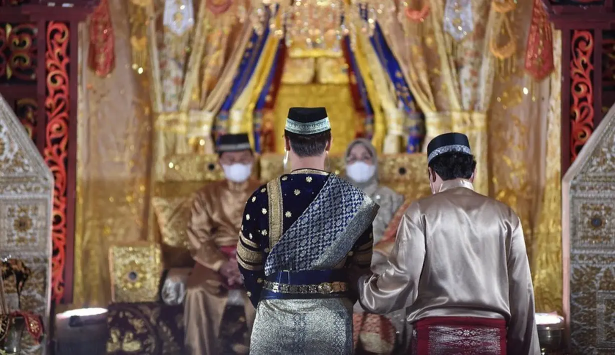 Upacara Adat Balacuik Malapeh Bujang Rizky Billar (Instagram/antv_official)