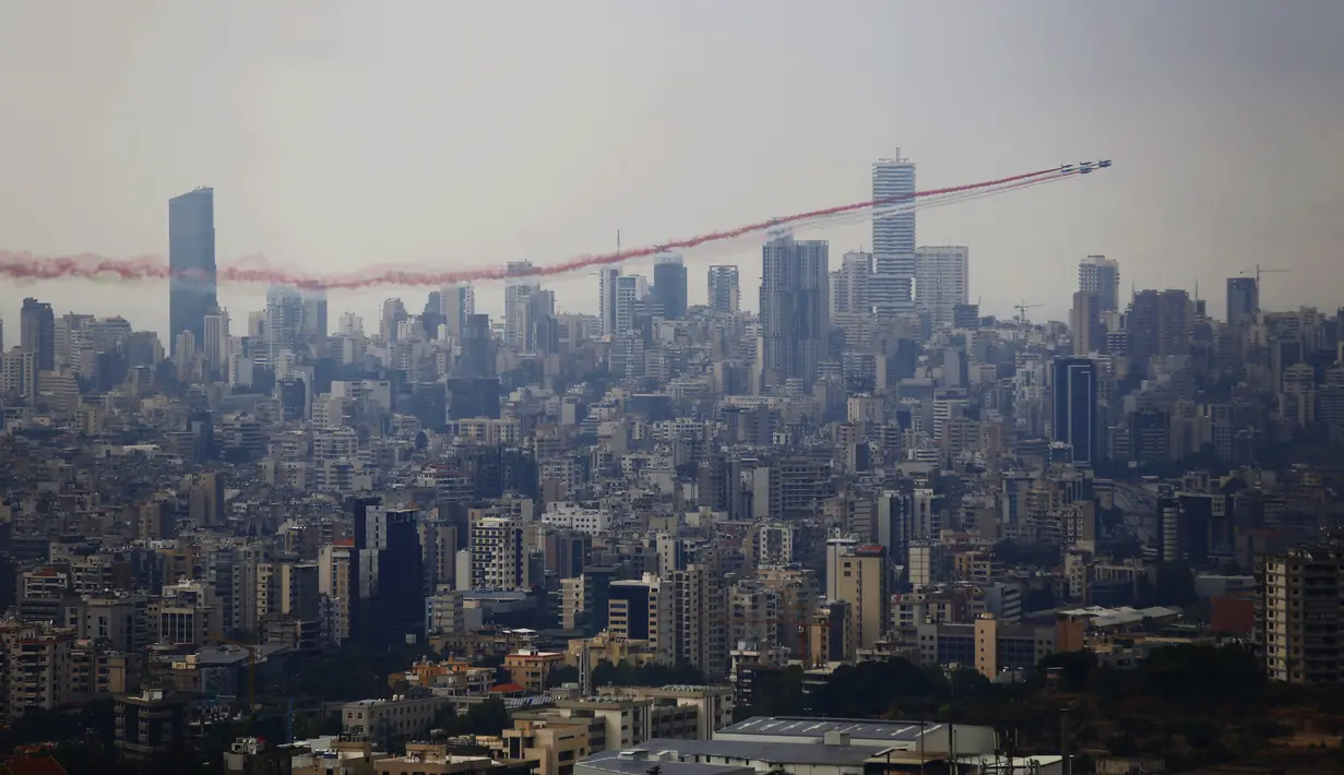 Sejumlah pesawat mengudara di atas langit Beirut, mengeluarkan asap dengan warna-warna bendera nasional Lebanon, dalam perayaan seratus tahun berdirinya Lebanon Raya, di Beirut, Lebanon (1/9/2020). (Xinhua/Bilal Jawich)