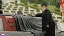 <p>Kim Jong Un mengunjungi pemakaman tentara Korea Utara dan China yang bertempur dalam Perang Korea menjelang peringatan 70 tahun gencatan senjata peperangan tersebut pada hari Kamis besok. (STR/KCNA VIA KNS/AFP)</p>