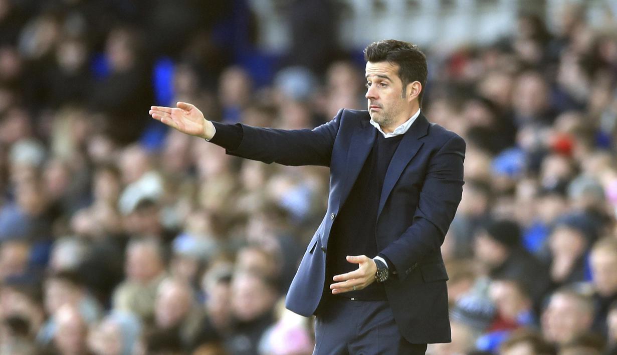 Pelatih Everton, Marco Silva, saat melawan Leicester City pada laga Premier League di Stadion Goodison Park, Selasa (1/1). Leicester City menang 1-0 atas Everton. (AP/Peter Byrne)