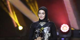Pada malam penghargaan insan film Tanah Air, Festival Film Bandung 2016 ada yang berbeda dari penampilan artis Nabila Syakieb. Istri Reshwara Argya Radinal tampil cantik mengenakan Hijab. (Deki Prayoga/Bintang.com)