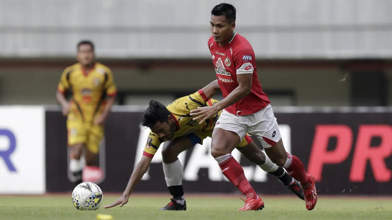 Striker Semen Padang, Riski Novriansyah, mengejar bola saat melawan Mitra Kukar pada laga Piala Presiden 2019. (Bola.com/Yoppy Renato)