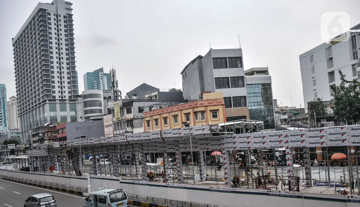 Pekerja saat mengerjakan proyek Mass Rapid Transit (MRT) Fase 2 segmen CP203 Glodok-Kota di kawasan Glodok, Jakarta, Rabu (15/12/2021). Progres proyek MRT Fase 2 segmen CP203 Glodok-Kota saat ini baru mencapai 5,8 persen. (merdeka.com/Iqbal S. Nugroho)