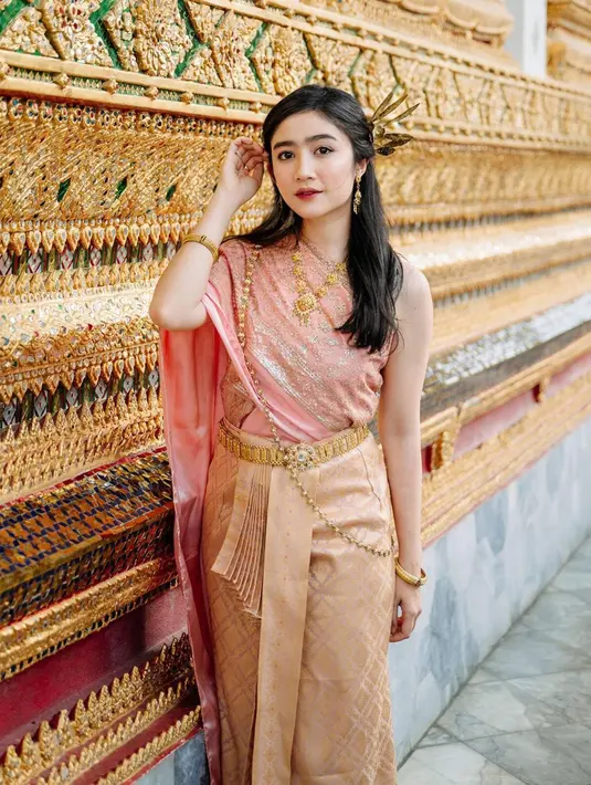 Dikenal sebagai selebriti sejak usia 8 tahun, kini penampilannya yang sudah dewasa memang tampil semakin menawan. Sejak masih menjadi artis cilik, sudah banyak memiliki penggemar. Sampai saat ini Febby Rastanty pun masih populer di dunia hiburan. (Liputan6.com/IG/@febbyrastanty)