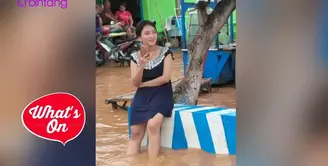 Banjir di beberapa lokasi di ibukota kemarin menyisakan sebuah kisah, sosok wanita misterius menjadi viral di media sosial 