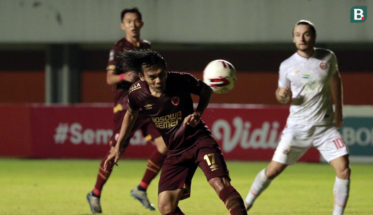 Gelandang PSM Makassar, Rasyid Bakri (tengah) menyundul bola ke gawang Persija Jakarta dalam laga leg pertama semifinal Piala Menpora 2021 di Stadion Maguwoharjo, Sleman, Kamis (15/4/2021). Kedua tim bermain imbang 0-0. (Bola.com/Ikhwan Yanuar)