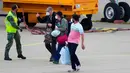 Setibanya, negara asal, para penumpang kapal pesiar MV Hondius akan menjalani isolasi selama 42 hari. Tampak dalam foto, para penumpang yang dievakuasi dari kapal pesiar MV Hondius, diduga terjangkit hantavirus, tiba di bandara Eindhoven, Belanda, Minggu 10 Mei 2026. (AP Photo/Peter Dejong)