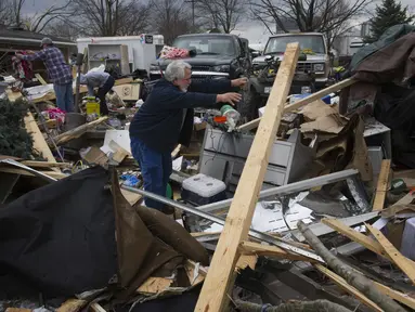 Kondisi rumah warga di kawasan Owensville usai dihantam badai, AS, Rabu (1/3). Kumpulan badai yang dikenal dengan istilah supercells itu menghantam sejumlah wilayah di AS pada Selasa 28 Februari hingga Rabu 1 Maret 2017. (AP Photo/Denny Simmons)