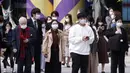Sejumlah orang yang mengenakan masker pelindung untuk membantu mengekang penyebaran virus corona COVID-19 berjalan di Ginza, Tokyo, Jepang, Jumat (16/10/2020). Ibu Kota Jepang itu mengonfirmasi lebih dari 180 kasus virus corona COVID-19 baru pada hari Jumat. (AP Photo/Eugene Hoshiko)