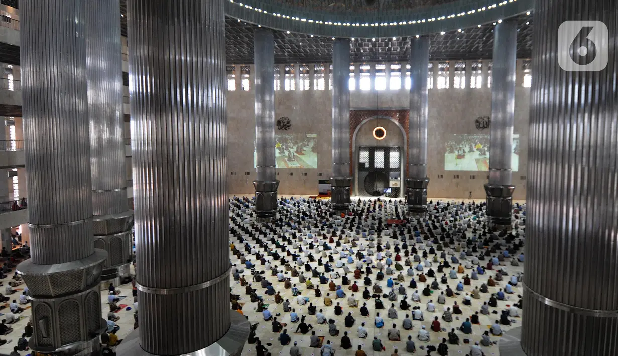 Umat Islam mendengarkan ceramah sholat Jumat  pada minggu ketiga bulan Ramadhan 1442 H di Masjid Istiqlal, Jakarta, Jumat (30/4/2021). Sholat Jumat berjamaah dengan pembatasan jemaah 30 persen dari kapasitas di ruang sholat utama masjid dan menerapkan protokol kesehatan. (merdeka.com/Arie Basuki)