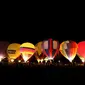 Balon udara menyala saat "Magic Night" hari kedua kegiatan Festival Balon Udara Internasional ke-21, di Leon, negara bagian Guanajuato, Meksiko, 18 November 2023. (ULISES RUIZ/AFP)
