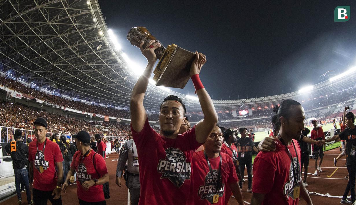 Bek Persija Jakarta, Gunawan Dwi Cahyo, merayakan gelar juara Piala Presiden setelah mengalahkan Bali United di SUGBK, Jakarta, Sabtu (17/2/2018). Persija menang 3-0 atas Bali United. (Bola.com/Vitalis Yogi Trisna)