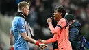Bertanding di St James Park, pada leg pertama babak 16 besar Liga Champions 2025/2026, kemenangan The Magpies yang sudah di depan mata sirna lewat drama gol menit akhir. Tampak dalam foto, kiper Newcastle United asal Inggris, Aaron Ramsdale (kiri), berbincang dengan penyerang Barcelona asal Spanyol, Lamine Yamal, setelah pertandingan leg pertama babak 16 besar Liga Champions 2025/2026 di St James' Park, Newcastle-upon-Tyne, timur laut Inggris pada Selasa 10 Maret 2026 waktu setempat atau Rabu 11 Maret 2026 dini hari WIB. (Paul ELLIS/AFP)