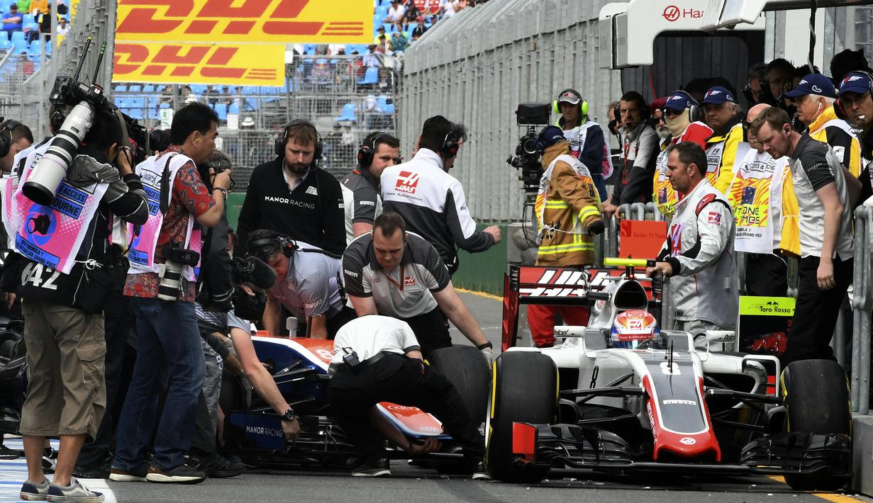 Ia juga sempat menabrak pebalap Haas, Romain Grosjean, saat hendak masuk ke pitlane pada sesi latihan bebas ketiga (FP3). Meski sayap depannya mengenai badan mobil Grosjean, mobil Rio tidak mengalami kerusakan parah dan tetap bisa untuk melanjutkan sesi latihan bebas. (AFP/Saeed Khan)