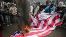 Massa aksi bela Palestina membakar bendera Amerika Serikat (AS) saat berunjuk rasa di depan Kedubes AS, Jakarta, Senin (11/12). Massa memprotes kebijakan Presiden Donald Trump yang mengakui Yerusalem sebagai Ibu Kota Israel. (Liputan6.com/Faizal Fanani)