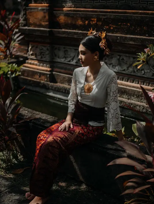 Selain mengenakan kebaya, Lea juga nampak mengenakan aksesoris berwarna emas untuk menyempurnakan penampilannya. Dalam pemotretannya ini, ia pun menuai banyak pujian dari warganet. (Liputan6.com/IG/@ciarachelfx)