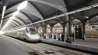Para penumpang berjalan di peron ketika kereta api kecepatan tinggi Haramain resmi beroperasi di stasiun kereta Makkah, Kamis (11/10). Pengoperasian perdana kereta Haramain membawa jamaah dan musafir lainnya dari Makkah ke Madinah. (BANDAR ALDANDANI/AFP)
