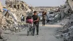 Seorang pria Palestina mendorong sepedanya di sepanjang jalan yang dikelilingi puing-puing bangunan yang hancur di Jabalia, di bagian utara Jalur Gaza, pada Jumat 7 November 2025. Perserikatan Bangsa-Bangsa (PBB) melalui Program Pangan Dunia (WFP) menyatakan pada Selasa 4 November bahwa mereka telah mendistribusikan paket makanan kepada sekitar satu juta orang di Jalur Gaza sejak gencatan senjata diberlakukan pada 10 Oktober 2025. (Omar AL-QATTAA/AFP)
