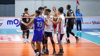 Para pemain Timnas Voli Putra Indonesia melakukan selebrasi setelah mencetak poin pada laga putaran pertama SEA V League 2023 melawan Timnas Voli Thailand di Padepokan Voli Jenderal Polisi Kunarto, Sentul, Bogor, Minggu (23/07/2023). Indonesia menang 3-1 (21-25, 25-17, 25-23 dan 27-25) dan menjadi juara. (Bola.com/Bagaskara Lazuardi)