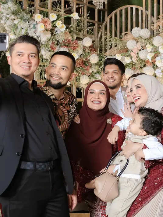 Sementara itu, suami keduanya juga tampil rapi. Irwansyah mengenakan setelan hitam. Dan Teungku Wisnu mengenakan kemeja batik lengan panjang.  [@shireensungkar/@zaskiasungkar15]