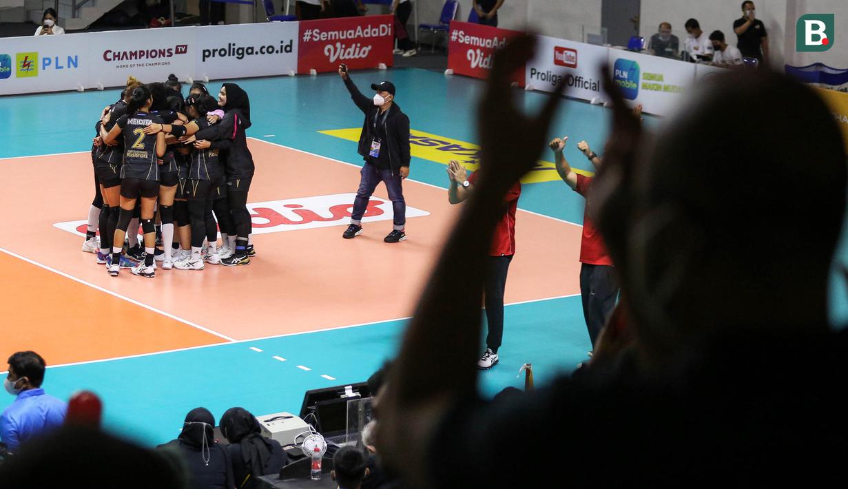Pemain Jakarta Pertamina Fastron merayakan kemenangan usai leg kedua final four PLN Mobile Proliga 2022 melawan Gresik Petrokimia Pupuk Indonesia di Padepokan Voli Jenderal Polisi Kunarto, Sentul, Jumat (18/03/2022). (Bola.com/Bagaskara Lazuardi)