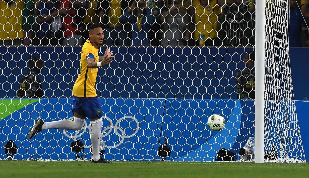 Neymar melakukan selebrasi usai membobol gawang Jerman lewat tendangan penalti saat final di Stadion Maracana, Rio de Janeiro, (21/8/2016) dini hari WIB. (AFP/Vanderlei Almeida)