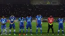 Sejumlah pemain Persib menundukkan kepala jelang laga melawan Persebaya United di laga Grup A Piala Presiden 2015 di Stadion Si Jalak Harupat, Bandung, Minggu (6/9/2015). Pemain Persib berdoa untuk alm ayahanda Atep. (Liputan6.com/Helmi Fithriansyah)