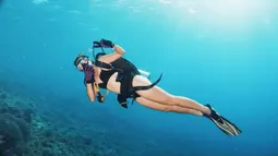 Foto-foto Nia Ramadhani saat diving berhasil memukau netizen. Banyak netizen memuji kecantikan Nia yang tidak terlihat sudah punya tiga anak. Perempuan berusia 32 tahun ini bahkan terlihat percaya diri bak ABG saat berbikini. (Instagram/ramadhaniabakrie)