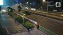 Suasana lengang kawasan Sudirman, Jakarta, Rabu (12/5/2021) malam. Polda Metro Jaya memberlakukan crowd free night untuk mencegah kerumunan takbir keliling di malam Idul Fitri 1442 yang berlaku mulai pukul 22:00 malam ini. (Liputan6.com/Herman Zakharia)