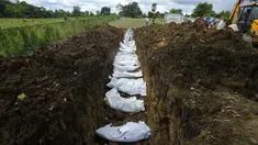 Tim forensik menguburkan secara massal sekelompok imigran yang tewas saat mencoba menyeberangi Celah Darien di Pemakaman Guayabillo, Agua Fria, Panama, 30 September 2021. Celah Darien berupa lembah dan rawa-rawa di Amerika Tengah yang memutus Jalan Pan Amerika. (AP Photo/Arnulfo Franco)