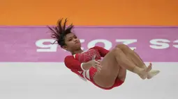 Para pesenam putri mulai bertanding pada babak kualifikasi untuk maju ke putaran final Kejuaraan Dunia Senam Artistik 2025. Begitu pula dengan tim gimnastik putri Indonesia. Beranggotakan Alarice Mallica Prakoso dan Salsabilla Hadi Pamungkas, tim gimnastik putri Indonesia melakoni debut di Kejuaraan Dunia Gimnastik 2025, Selasa (21/10/2025). Tampak dalam foto, pesenam putri Indonesia, Alarice Mallica Prakoso saat beraksi pada nomor senam lantai selama Kejuaraan Senam Artistik Dunia ke-53 di Jakarta, Indonesia, pada Selasa, 21 Oktober 2025. (AP Photo/Achmad Ibrahim)