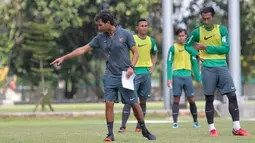 Pelatih Timnas Indonesia, Luis Milla menentukan titik arah bola kepada tim saat sesi latihan di Lapangan ABC Senayan, Jakarta (21/2/2018). Latihan ini merupakan persiapan Asian Games 2018. (Bola.com/Nick Hanoatubun)