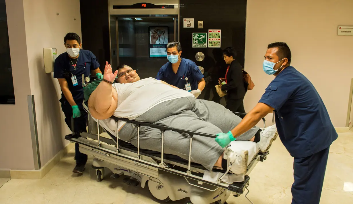 Juan Pedro Franco terbaring di tempat tidur rumah sakit bersiap menjalani perawatan di rumah sakit di Guadalajara, Meksiko (5/5). Juan Pedro akan melakukan operasi penurunan berat badan untuk kedua kalinya pada 9 Mei mendatang. (AFP Photo/Hector Guerrero)