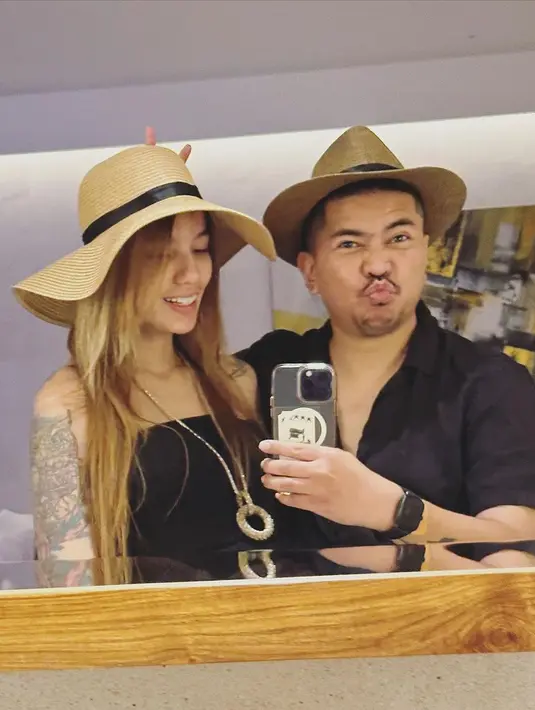 <p>Potret bahagia Sheila dan Dimas Akhir menanti kelahiran anak kelimanya. Kabar bahagia itu dibagikan melalui kanal Youtubenya. [Instagram/itssheilamj]</p>
