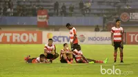 Para pemain Madura United bersiap melakukan adu penalti melawan Pusamania Borneo FC pada babak delapan besar Piala Presiden 2017 di Stadion Manahan, Solo. Jumat (25/2/2017). (Bola.com/Nicklas Hanoatubun)