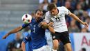 Pemain Jerman, Thomas Muller (kanan), berebut bola dengan pemain Italia, Giorgio Chiellini, pada perempat final Piala Eropa 2016 di Stadion Matmut Atlantique, Bordeaux, Minggu (3/7/2016) WIB. (AFP/Patrik Stollarz)