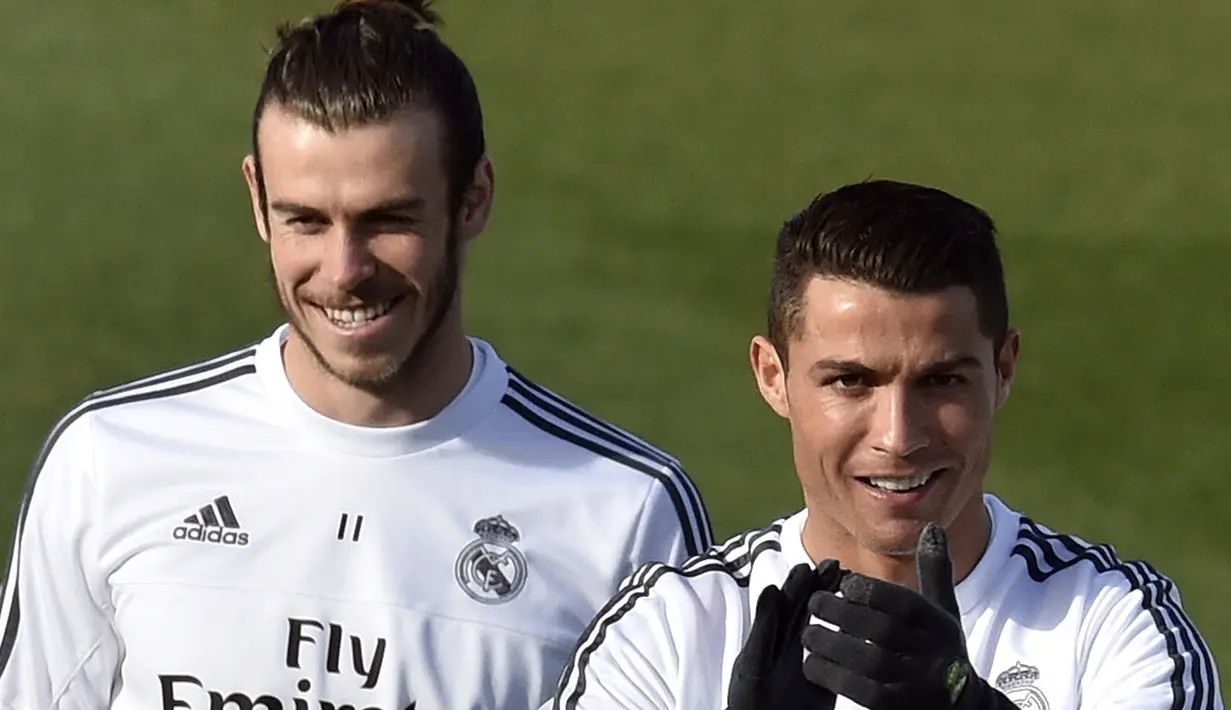 Bintang Real Madrid, Cristiano Ronaldo (kanan) terlihat santai bersama Gareth Bale pada sesi latihan persiapan melawan Getafe di Valdebebas Training Ground, Madrid, Jumat (4/12/2015).  (AFP Photo/Gerard Julien)