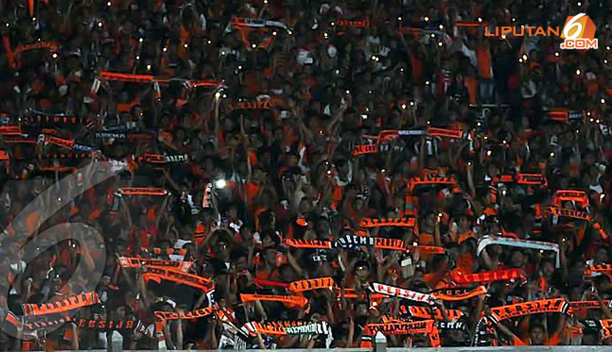 Suporter Persija yang dijuluki Jakmania ini juga kompak menyalakan korek api untuk merayakan HUT Persija yang ke-85 (Liputan6.com/Helmi Fithriansyah). 