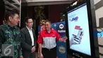(ki-ka) Presdir JNE M Fenadi Ceo and Ceo Founder Popbox Andiran Lim dan Head IT Bank Permata Marzuki saat peluncuran 7 Magnificent JNE di Jakarta, Senin (29/2). 7 Magnificent JNE merupakan layanan terbaru dari JNE. (Liputan6.com/Angga Yuniar)