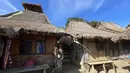 Terdapat sekitar 150 rumah di Desa Sade yang semuanya terbuat dari anyaman bambu, alang-alang kering dan berlantai tanah liat dengan sekam padi. (Bola.com/Iqri Widya)